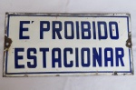 COLECIONISMO - ANTIGA PLACA ESMALTADA `É PROIBIDO ESTACIONAR`. Com desgastes nas laterais em razão do tempo. Mede aprox. 30 x 15 centímetros. Escritas em Alto Relevo.