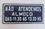 COLECIONISMO - PLACA ESMALTADA de ADVERTÊNCIA `NÃO ATENDEMOS ALMOÇO DAS 11.30 ÀS 13.00 HS`. Mede aprox. 20 x 10 centímetros. Escritas em Alto Relevo.