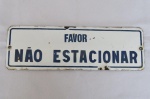 COLECIONISMO - ANTIGA PLACA ESMALTADA `FAVOR NÃO ESTACIONAR`. Com desgastes nas laterais em razão do tempo. Mede aprox. 25 x 08 centímetros.