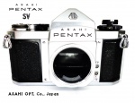 Colecionismo/Câmera fotográfica - (JL-01) - Corpo da câmera Asahi Pentax SV. Modelo lançado em 1962 e bastante avançado para a época, nota-se, pelo desenho, que é um ancestral direto das famosas Pentax Spotmatic, estas lançadas em 1964 e produzidas até 1976. A Pentax SV não é tão comum no mercado de colecionismo brasileiro. A câmera em leilão está em excelente estado estético, não fará feio em uma coleção, pois está bonita. A parte mecânica precisa de revisão/manutenção, algo relativamente comum em uma máquina na casa dos 60 anos. Ela se encontra sem operação, pois a cortina (sempre um ponto sensível) se encontra aberta e inoperante, provavelmente pelo rompimento das fitas guia ou pelo deterioração das cortinas (o mais comum dos defeitos nas máquinas com mais de 60 anos). Porém, para a exposição estática a maquina é perfeita. Caso se queira o uso fotográfico ela necessitará de uma revisão completa, coisa para profissional do ramo.  Material vendido no estado em que se encontra, de acordo com as fotos e a descrição do anúncio.