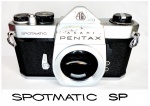 Colecionismo/Câmeras fotográficas - (JL-02) Corpo da câmera Pentax Spotmatic, clássica câmera dos anos 60 e 70, um ícone da fotografia. Esta câmera foi uma evolução das Pentax SV, com a qual pode compartilhar as lentes. A montagem desta máquina era na prática rosca 42 mm, o que permitia uma ampla gama de lentes, tanto originais Pentax como de outros fabricantes. Esta câmera em leilão se encontra em pleno funcionamento, tanto nas velocidades baixas como nas altas. O leilão tem disponível dois pequenos vídeos, onde se mostra o funcionamento, tanto na velocidade 1/1000  como em 1 segundo. O fotômetro não foi testado por falta de bateria, por este motivo ele é considerado como `não operante`. O estado de conservação é bom, plenamente colecionável, porém apresenta ligeiras falhas no cromado (fotos) e um ligeiro amassado junto ao visor, sem afetar o prisma (foto). Material vendido no estado em que se encontra e de acordo com a descrição, fotos e vídeos.