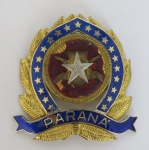 MILITARIA - Antigo EMBLEMA DE QUEPE da Polícia Militar do Estado do PARANÁ. Apresenta desgastes na cor vermelha.