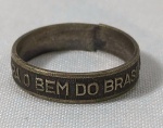 MILITARIA - ANTIGA ALIANÇA - OURO PARA O BEM DO BRASIL - 1964. A campanha Ouro para o bem do Brasil foi uma iniciativa para arrecadação de ouro e de dinheiro, iniciada pelos Diários Associados, logo após o golpe civil-militar de 1964, por meio da qual a população brasileira podia doar seus recursos, com o objetivo de ajudar o país a arcar com sua dívida externa, equilibrando, assim, as finanças do estado brasileiro, atenuando os efeitos da inflação e valorizando a moeda nacional.