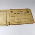 MILITARIA - WAR RATION - SEGUNDA GUERRA MUNDIAL. Cupons de racionamento para família Americana durante a Segunda Guerra Mundial. São livretos nominais com cupons de racionamento em cada um deles. Todos acondicionados em um livreto próprio com as inscrições RATION BOOK HOLDER. Os cupons de racionamento de guerra foram produzidos pelo Escritório de Administração de Preços dos Estados Unidos em 1942, quando os Estados Unidos entraram oficialmente na Segunda Guerra Mundial. A escassez de materiais de guerra essenciais, como borracha, gasolina e açúcar, foi inicialmente prevista, mas logo o racionamento passou a incluir alimentos, combustível e açúcar.