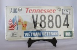 MILITARIA - ITENS AUTOMOBILISTICOS - PLACA de Automóvel do TENNESSEE V8804 de VETERANO do VIETNÃ (VIETNAM VETERAN). Feita em alumínio. Apresenta amassados e pequeno desgaste entre a letra V e o primeiro número 8.