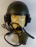 MILITARIA - CAPACETE DE TANQUISTA (blindados em geral) do Exército brasileiro. Manufatura nacional (SITELTRA S.A.), datado de 1989. Peça em excelente estado de conservação, com Microfone, cabos e interruptor.