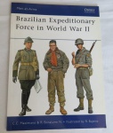 MILITARIA - CATÁLOGO Ilustrado - Men-at-Arms - MILITARES BRASILEIROS da FORÇA EXPEDICIONÁRIA BRASILEIRA NA SEGUNDA GUERRA MUNDIAL (BRAZILIAN EXPEDITIONARY FORCE IN WORLD WAR II). Editora: Osprey Publishing. São 48 páginas com fotos autênticas em preto e branco e coloridas nas páginas centrais, destacando os uniformes dos soldados. 