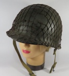 S06 - MILITARIA - Capacete M1 em aço, número de lote 1261C, fabricado em 1945, pintura cork rugosa, junção traseira em manganês, jugular em lona original, com rede de camuflagem. Excepcional estado de conservação. Acompanha liner nacional completo com pintura verde oliva lisa, pequenas perdas na pintura. Peça maravilhosa para qualquer coleção relativa a WWII.