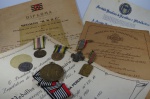 S07 - MILITARIA - Conjunto de honrarias do mesmo veterano da Revolução Constitucionalista de 1932, contendo 4 Certificados e suas respectivas medalhas, sendo Medalha Pola Lei Pola Grei - Comemorativa de 25 Anos, Medalha de 30 Anos da Revolução, Medalhão de 50 Anos da Revolução (todas da Sociedade Veteranos de 32 - MMDC) e Medalha José Bonifácio de Andrada e Silva - O Patrono - concedida pela Sociedade Brasileira de Heráldica. Além dessas 4 medalhas e seus certificados, acompanha o conjunto uma medalha de Honra ao mérito, nominal e com fita, datada de 1957 (25 anos). E para finalizar o conjunto, um raro broche da Moeda Paulista, com numeração incrivelmente baixa - No. 11 !! Infelizmente o alfinete da Moeda Paulista se perdeu com o tempo. Conjunto absolutamente incrível por se tratar de itens do mesmo veterano. Imperdível!