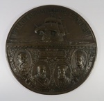 S08 - MEMORABILIA HISTÓRICA - Grande Medalhão de parede fabricado em Bronze, comemorativo do IV Centenário da Colonização do Brasil ( 1532 - 1932 ), com 26cm de diâmetro e cerca de 2,0 kg de peso. Fabricação M. Langone. Peça absolutamente maravilhosa e de alta qualidade de cunhagem.