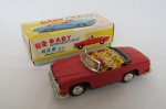 BRINQUEDO ANTIGO - CARRINHO CONVERSÍVEL BABY CONVERTIBLE (Rare Vintage 1960`s MF-926 Baby Convertible Car Friction Tin Toy China w/Box) - Brinquedo de Lata na Caixa Original, movido à fricção (Funcionando), fabricado na China. Mede aprox. 13 centímetros.