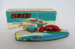 BRINQUEDO ANTIGO - SUBMARINO movido à Fricção. (Vintage Tin Toy Submarine) - Brinquedo de Lata na Caixa Original, movido à fricção (Funcionando), fabricado na China. Mede aprox. 20,5 centímetros. Ausência do PERISCÓPIO com sua haste.