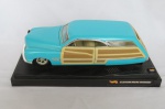 AUTOMODELISMO - MARAVILHOSO MERCURY WOODIE (1999 Hot Wheels 1:18 Custom Mercury Woodie Teal), Escala 1:18 na base original. Não temos a caixa. Será vendido como apresentado nas fotos.