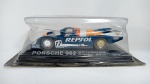 AUTOMODELISMO - PORSCHE 962 - 24h de Le Mans 1989 - Carro de coleção em miniatura diecast fabricado pela IXO na escala 1/43 - Blister original lacrado, o qual apresenta amassados no plástico. Le Mans de 1989 dos pilotos Larrauri - Brun - Pareja.