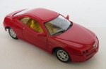 AUTOMODELISMO - Maravilhosa Miniatura do veículo ALFA ROMEO GTV vermelho escuro, marca SOLIDO - Série Exclusiva - Escala 1:43 na embalagem de lata especial.