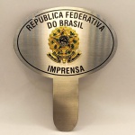 ITENS AUTOMOBILISTICOS - PLACA DE IMPRENSA para ser fixada em local visível do Painel dos veículos, com o Brasão da República Federativa do Brasil. Feita em metal. Mede aprox. 10,9 cm de comprimento.