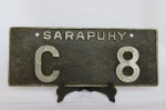 ITENS AUTOMOBILÍSTICOS - Linda e Antiga PLACA de Automóvel do Estado de São Paulo da cidade de Sarapuí (ou com a grafia antiga como na placa Sarapuhy), número `C 8`. Fabricada pela Massucci, Petracco e Nicoli. Mede 32,5cm de comprimento. UMA RARIDADE. Peça espetacular para decoração de garagem de autos antigos ou colecionadores de placas.