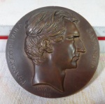 NUMISMÁTICA MEDALHAS - Medalha representando o centenário da morte de FRANCISCO DE PAULA SANTANDER (1792 - 1840). Mede aprox. 07 cm de diâmetro. Em uma das faces, foi utilizada uma reprodução do busto do Colombiano, originalmente produzido pelo escultor / gravador Pierre Jean Davi D´Angers em 1830. Na outra face, um brasão oficial da Colômbia, com as datas do centenário representativas do centenário. Material: Bronze - com as inscrições `COLOMBIA` - `AL HOMBRE DE LAS LEYES` - `1840` - `1940`.