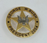 POLÍTICA - Lindo PIN de SHERIFF do Presidente dos Estados Unidos GEORGE W. BUSH. Mede 3,6cm de diâmetro.