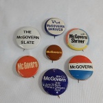 POLÍTICA - Lote com 7 PINS políticos da campanha presidencial nos Estados Unidos da América de George McGovern e Robert Sargent Shriver. Os maiores medem 3,8cm de diâmetro