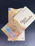 Folder da ONÇA PINTADA com a Cédula de 50 REAIS - Serie Iconografia da Fauna Brasileira Onça Pintada Oficial AAMV - Acompanha uma cédula de R$ 50,00 (Flor de Estampa) +Uma moeda de 50 Cruzeiros de  Reais 1993 FC (Onça Pintada) + Luva para acondicionar e proteger o folder+Selo HOLOGRÁFICO - TIRAGEM LIMITADA de 300 unidades! ESPECIFICAÇÕES O folder é uma iniciativa da Associação Amigos do Museu de Valores do Banco Central em parceria com a Numismática Completei e Collectprime  Acompanha uma cédula de R$50,00 (Flor de Estampa) + Uma moeda de 50 Cruzeiros de  Reais 1993 FC (Onça Pintada) + Luva para acondicionar e proteger o folder+Selo HOLOGRÁFICO que confere autenticidade com a numeração da cédula e do folder.  Confeccionado em papel CARTÃO NINGBON com Verniz texturizado (frente) e brilho localizado (frente e verso), com detalhes em Hot stamping garantindo um produto diferenciado e de qualidade.