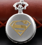 Relógio de Bolso Retrô Superman Gold - Serve como colar, Pingente -  Design único e diferenciado. Este relógio de bolso é funcional e pode ser usado como um colar ou pingente, tornando-o um acessório versátil para qualquer roupa, também pode ser usado como decoração. Cor - Dourado/Prata. Obs: Para abrir apertar o pino, para ajustas as horas puxar o pino.