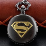 Relógio de Bolso Retrô Superman Black - Serve como colar, Pingente -  Design único e diferenciado. Este relógio de bolso é funcional e pode ser usado como um colar ou pingente, tornando-o um acessório versátil para qualquer roupa, também pode ser usado como decoração. Cor - Dourado/Black. Obs: Para abrir apertar o pino, para ajustas as horas puxar o pino.