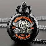 Lance Livre - Relógio de Bolso Retrô ROUTE 66 - Serve como colar, Pingente -  Design único e diferenciado. Este relógio de bolso é funcional e pode ser usado como um colar ou pingente, tornando-o um acessório versátil para qualquer roupa, também pode ser usado como decoração. Atenção, esta peça e mais pesada e menor que as demais - Cor - Black. Obs: Para abrir apertar o pino, para ajustas as horas puxar o pino.