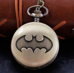 Relógio de Bolso Retrô Batman - Serve como colar, Pingente -  Design único e diferenciado. Este relógio de bolso é funcional e pode ser usado como um colar ou pingente, tornando-o um acessório versátil para qualquer roupa, também pode ser usado como decoração. Cor - Dourado Fosco. Obs: Para abrir apertar o pino, para ajustas as horas puxar o pino.