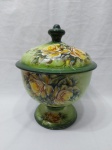 Lindo potiche em porcelana pintada à mão, verde floral. Medindo 52,5cm x 19,5cm de altura.