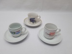 Lote de 3 xícaras de café em porcelana para colecionador com pires adaptado.