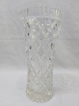 Lindo vaso floreira em cristal ricamente trabalhado. Medindo 12cm x 25cm de altura.