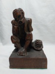 Escultura de senhor pensativo em madeira entalhada. Medindo 14,5cm x 12,5cm x 23,5cm de altura.