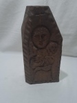 Entalhe de Nossa Senhora com Menino Jesus sob madeira. Medindo 33,5cm de altura.