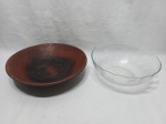 Lote composto de fruteira em cerâmica crua e bowl em vidro incolor. Medindo a fruteira 27,5cm x 6,5cm de altura.