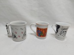 Lote de 3 canecas em porcelana para colecionador.  Medindo a maior 6,5cm x 7,5cm de altura.