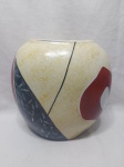 Lindo vaso bojudo em porcelana pintada. Medindo 25cm x 26cm de largura.