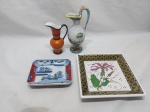 Lote de 2 petisqueiras em porcelana e 2 jarras decorativas. Medindo a petisqueira quadrada 19cm x 19cm.