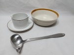 Lote composto de bowl em cerâmica, molheira em porcelana e concha de molho em aço inox. Medindo o bowl 21,5cm x 7cm de altura.