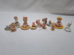 Lote de 12 miniaturas de crianças, sendo 2 em porcelana e 10 em resina. Medindo o maior 6cm de altura. Sendo 1 de porcelana com bicados na saia.