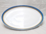 Travessa oval rasa grande em porcelana Steatita barra azul com ouro. Medindo 41cm x 26cm.