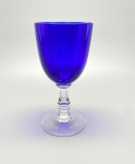 CRISTAL - Bela taça haste e base incolor, corpo em tom azul royal. Alt. 13,5 cm. Bicados.