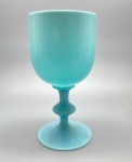 OPALINA - Bela taça em opalina azul clara. Alt. 16,5 cm.