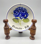 PORCELANA - Prato decorativo em porcelana branca, pintado a mão Hortência, policromada, lembrança de GRAMADO - RS. Med. 13 cm.