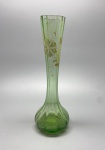 DEMI CRISTAL - Vaso soliflor em demi cristal, levemente esverdeado, pintado a mão com delicadas flores e detalhes dourados. Alt. 20 cm.