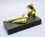 CELINA LISBOA - Bela escultura em bronze polido com base em granito, representando nú feminino. Peça assinada. Med. 11x20x10 cm.