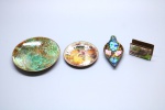 CLOISONNÉ - Lote de 2 pratinhos, porta caixa de fósforos e covilhetes, com belíssimas esmaltações. Maior 11 cm e menor 5 cm.