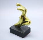 CELINA LISBOA - Bela escultura em bronze polido com base em granito, representando nú feminino. Peça assinada. Med. 19x10x7 cm.