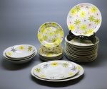 PORCELANA - Parte de jogo de jantar em porcelana branca, pintadas a mão com motivos florais policromados, composta de 16 pratos rasos, 7 pratos sobremesa, 1 travessa oval e 3 bolws. Total 27 peças. Med. 19 cm e 32x22 cm. Bicados.