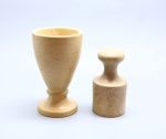 DIVERSOS - Lote de vaso floreira e antigo peso, esculpidos em pedra sabão. Med. 14x8 cm e 11x6 cm.